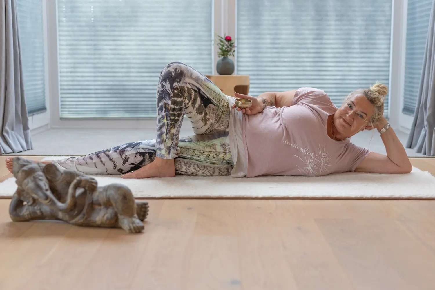 Anke Albrecht – Coach – Frau liegt auf einer Yogamatte